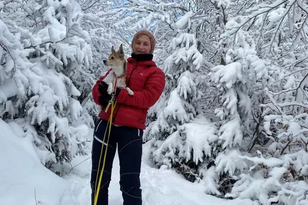 Claudia Steininger mit Hund im Winter im Waldviertel