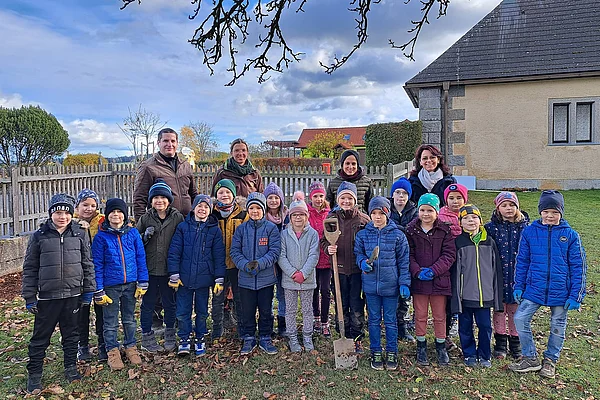 Schüler der Volksschule Echsenbach mit Christian Kletzl, Andrea Meixner, Sandra Zulus und Martina Smejkal im Schulgarten
