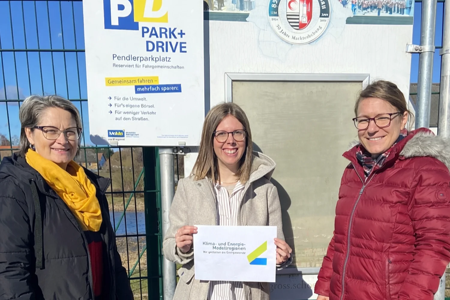 Bgm. Elisabeth Wachter, Verena Litschauer und Gloria Winkler vor dem Park and Drive Platz Großschönau