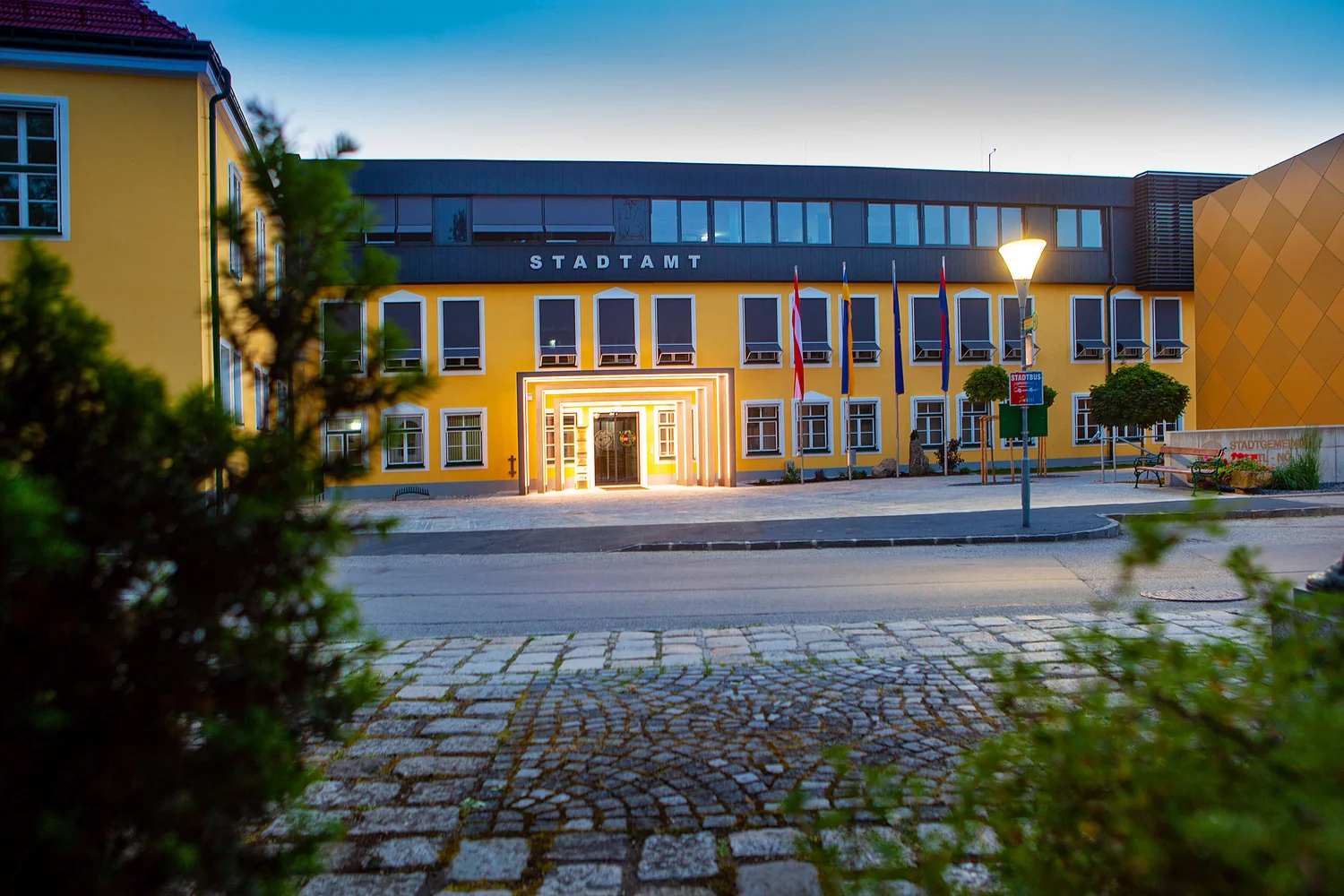 Stadtamt Zwettl in Niederösterreich in Abenddämmerung
