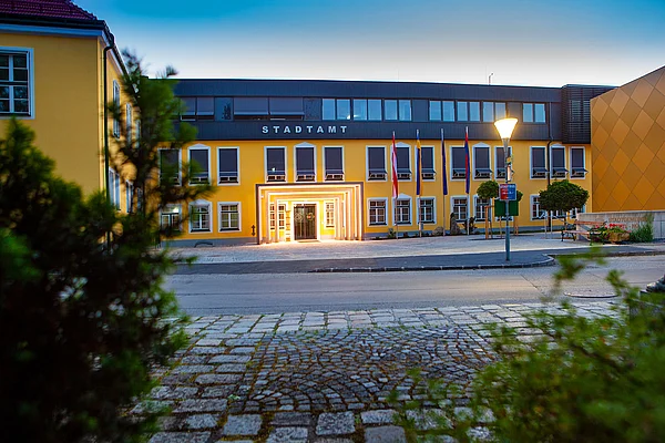 Stadtamt Zwettl in Niederösterreich in Abenddämmerung