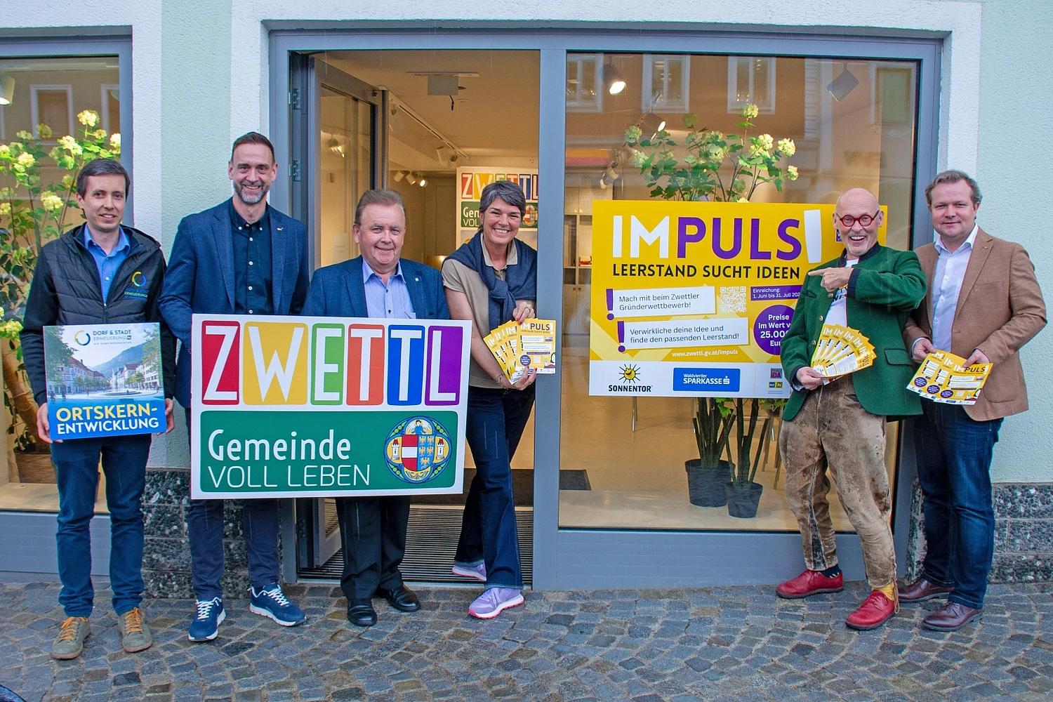 Daniel Fries, Stadtrat Thomas Weiss, Bürgermeister Franz Mold, „Hausherrin“ Tanja Mengl, Johannes Gutmann und Andreas Schwarzinger vor ehemaligem Palmers-Geschäft Zwettl