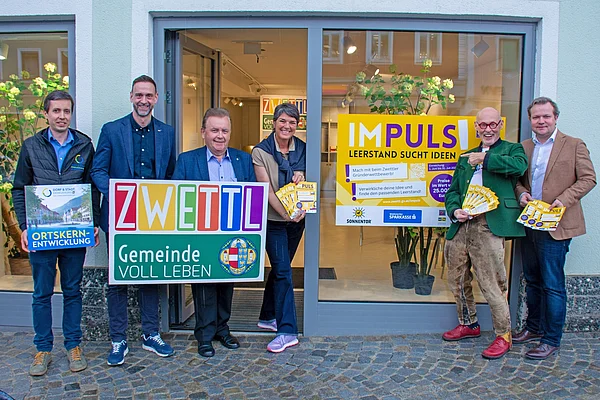 Daniel Fries, Stadtrat Thomas Weiss, Bürgermeister Franz Mold, „Hausherrin“ Tanja Mengl, Johannes Gutmann und Andreas Schwarzinger vor ehemaligem Palmers-Geschäft Zwettl