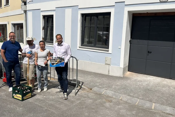 Andreas Miedler, Herr und Frau Zwölfer und Bürgermeister Patrick Layr vor Haus in Innenstadt Weitra