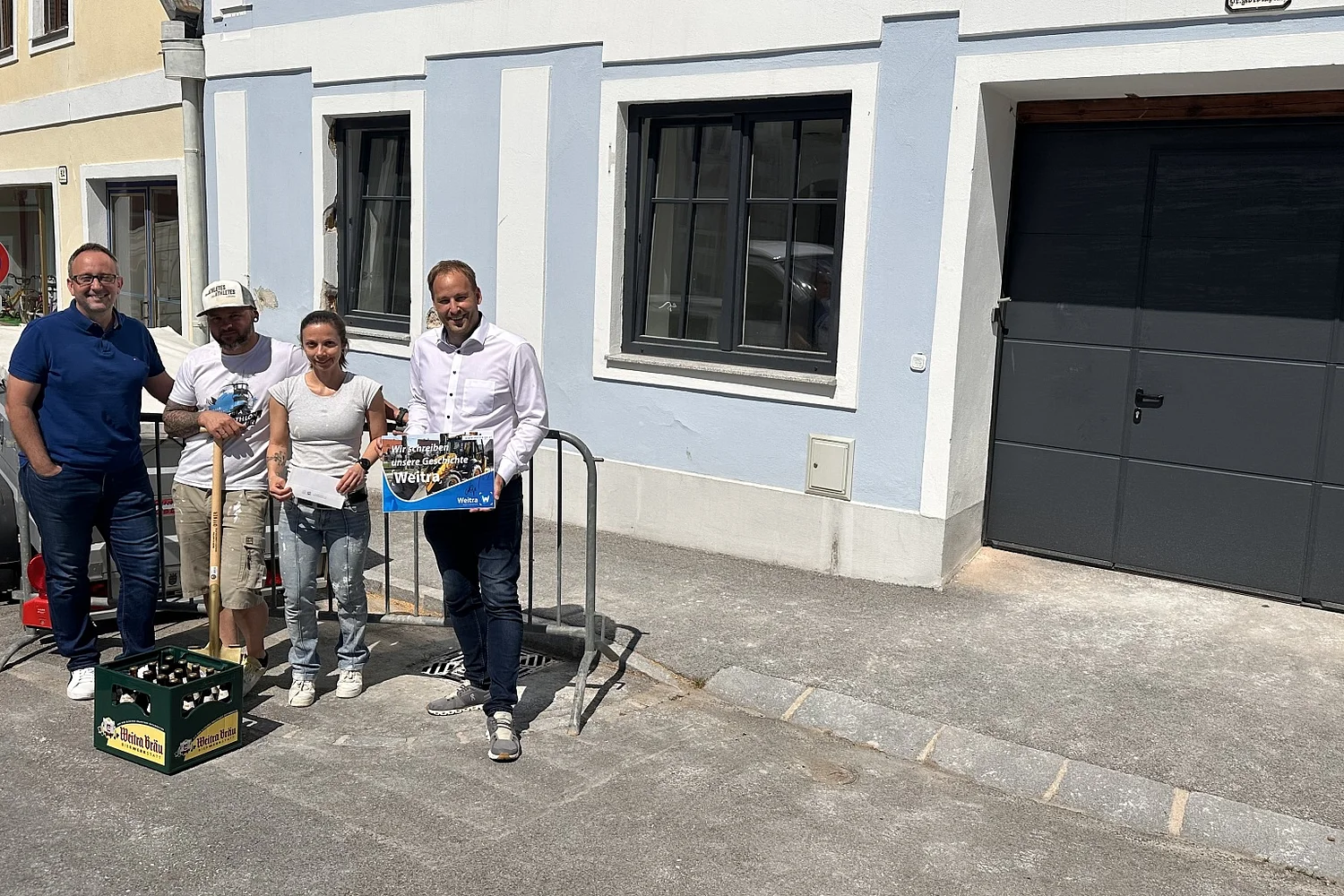 Andreas Miedler, Herr und Frau Zwölfer und Bürgermeister Patrick Layr vor Haus in Innenstadt Weitra