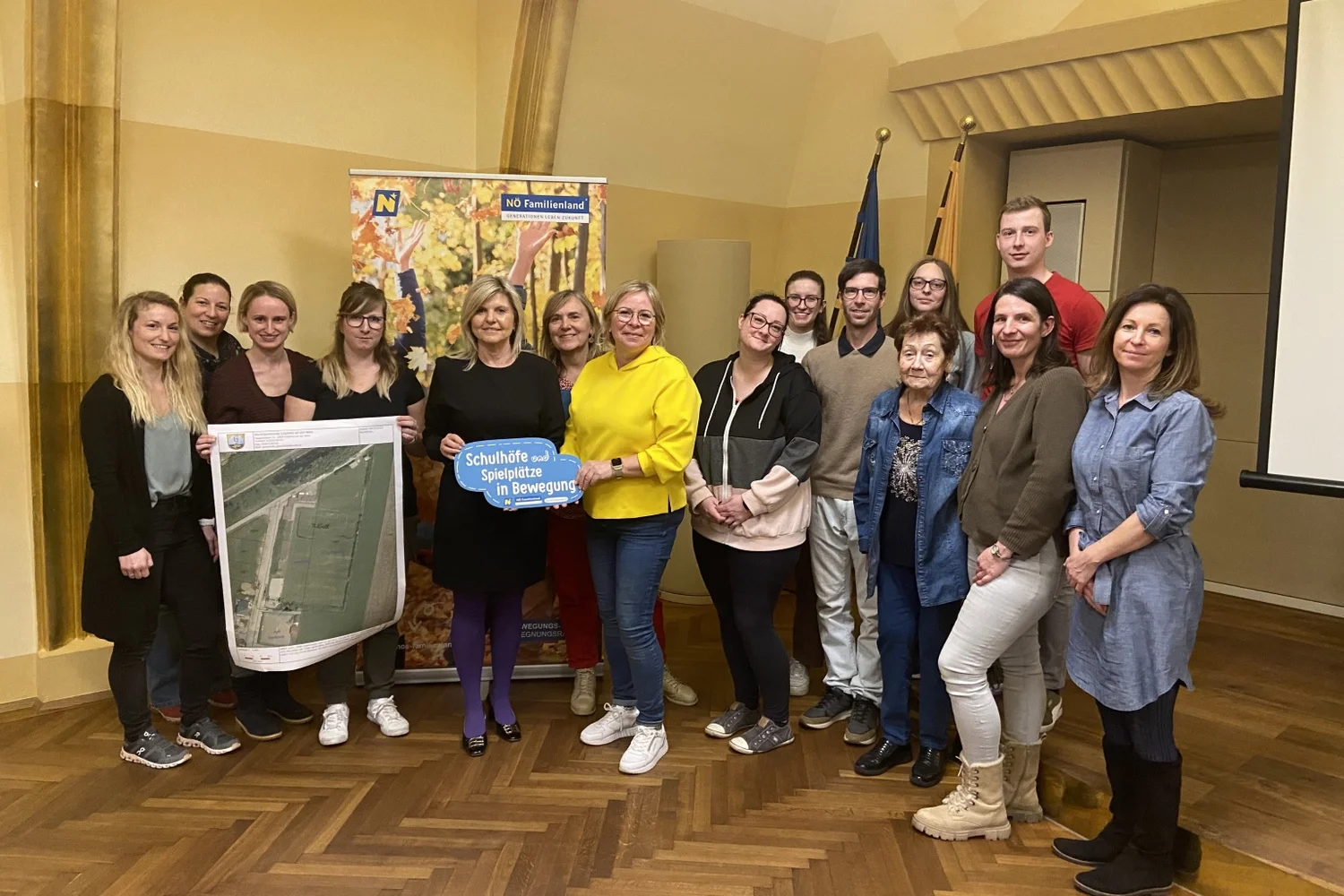 Bürgermeisterin Weixlbraun und die Teilnehmer Besprechung Generationenpark in Göpfritz an der Wild