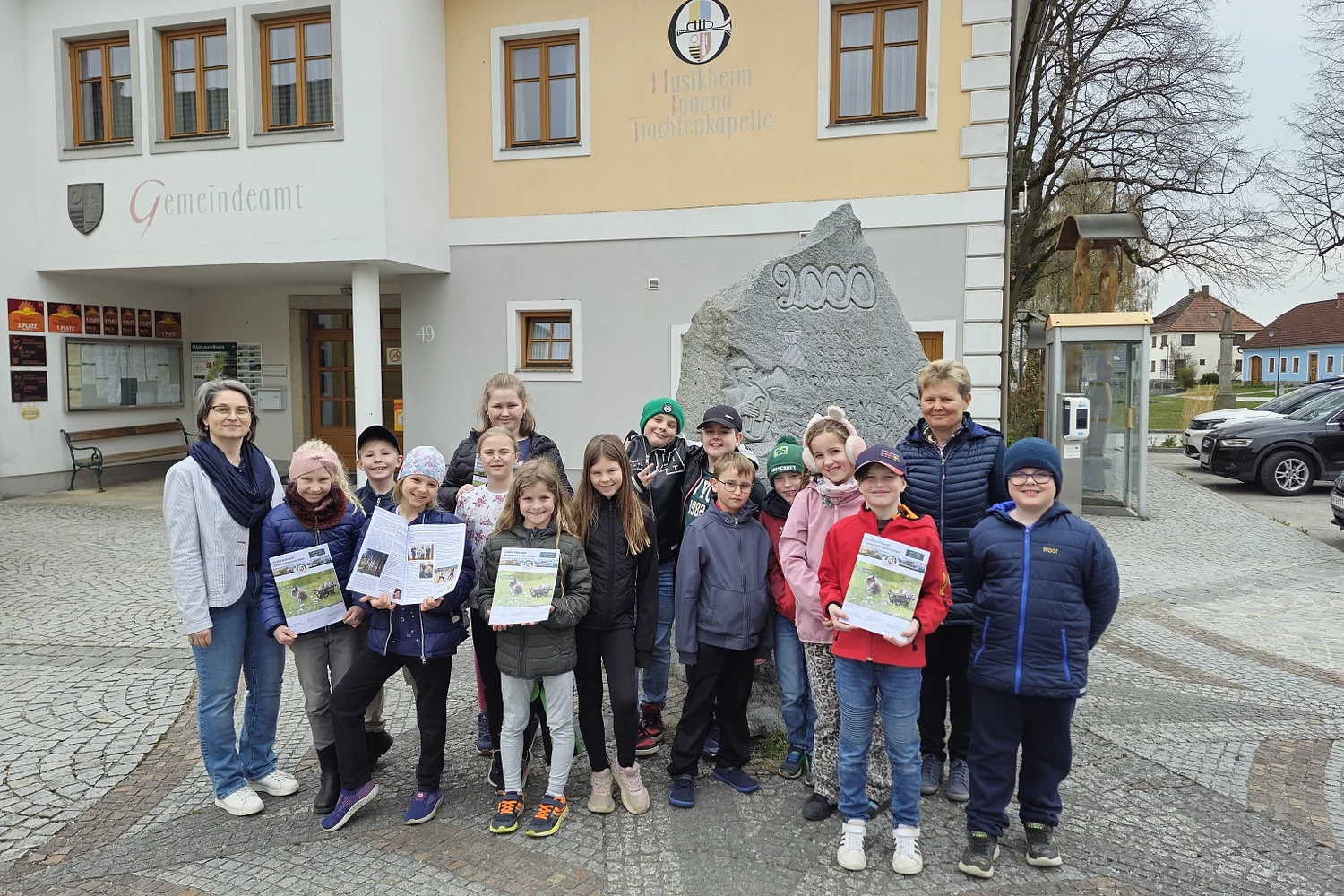 Bürgermeisterin Elisabeth Wachter mit 3. Klasse Volksschule vor dem Gemeindeamt Großschönau