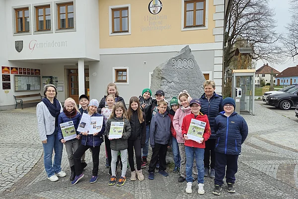 Bürgermeisterin Elisabeth Wachter mit 3. Klasse Volksschule vor dem Gemeindeamt Großschönau