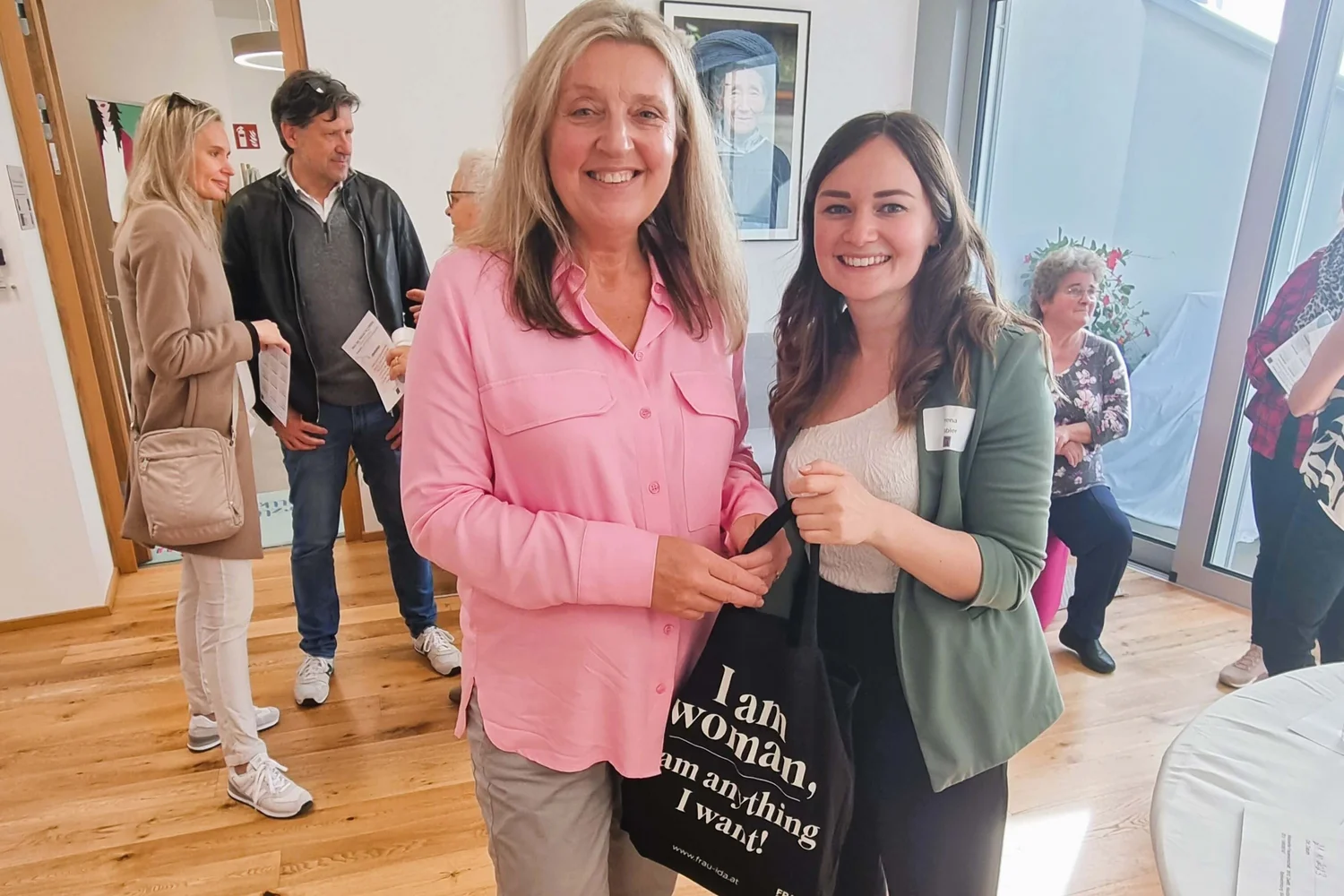 Open House Frau Ida Mitglied erhält Goodie-Bag