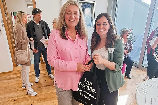 Open House Frau Ida Mitglied erhält Goodie-Bag