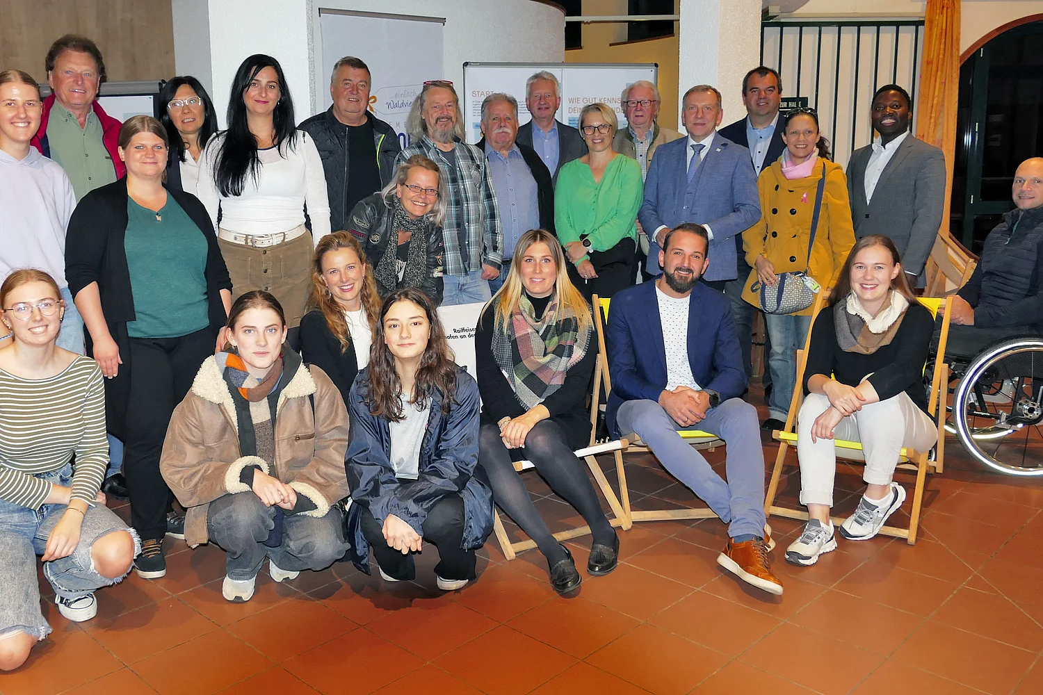 Jugendliche und Vertreter:innen der Stadtgemeinde Waidhofen und der Region Waldviertel bei der Ergebnispräsentation der Jugendumfrage
