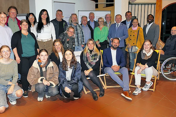 Jugendliche und Vertreter:innen der Stadtgemeinde Waidhofen und der Region Waldviertel bei der Ergebnispräsentation der Jugendumfrage