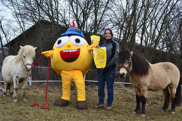 Maskottchen Solarix und Katja Harlaß bei SONNENWELT Großschönau