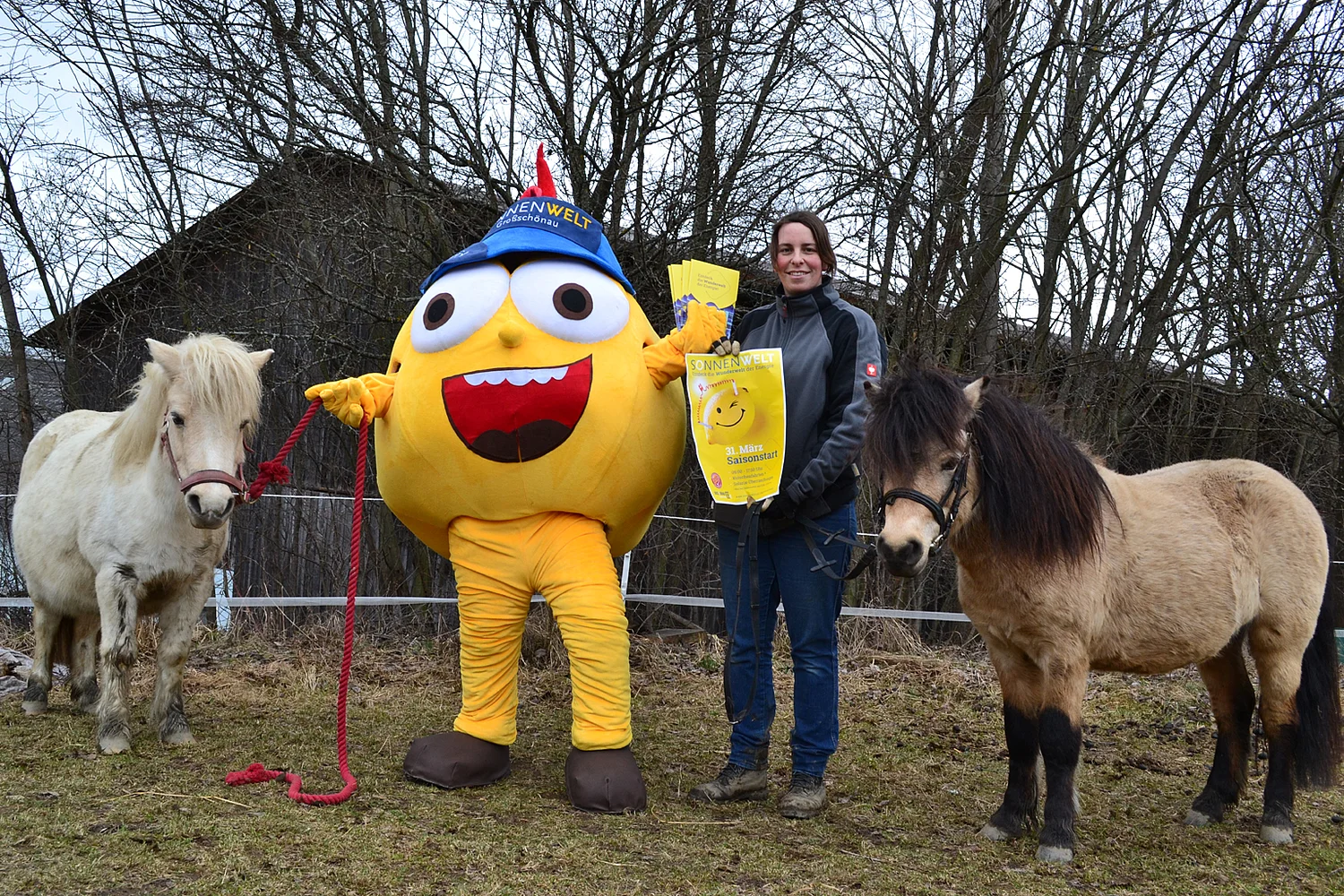 Maskottchen Solarix und Katja Harlaß bei SONNENWELT Großschönau