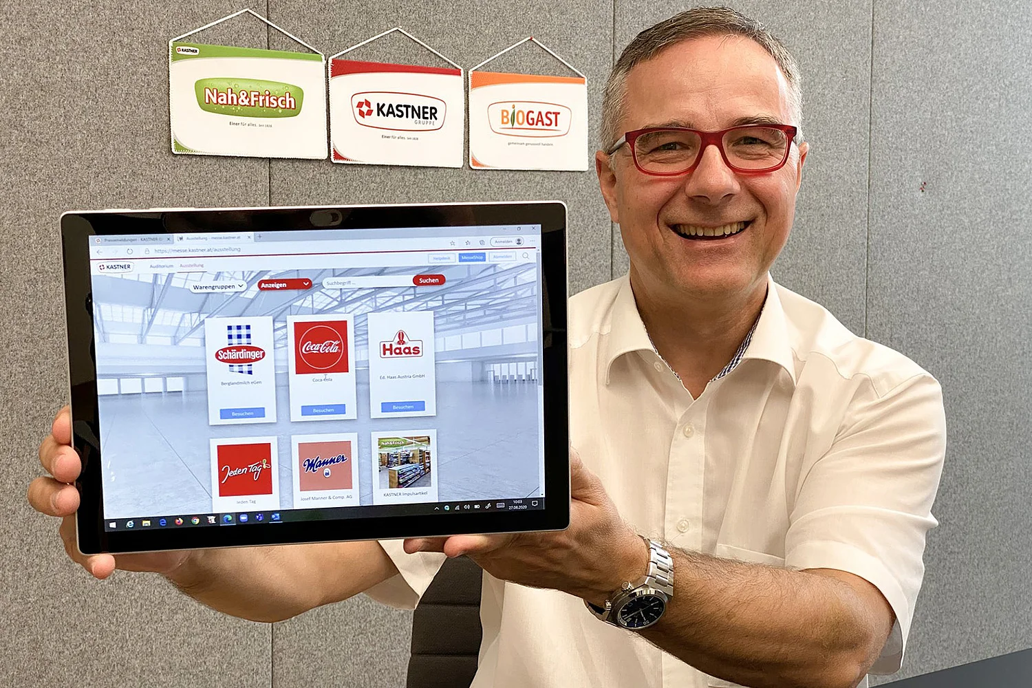Christof Kastner mit Tablet zur Präsentation der ersten virtuellen Messen in der Branche
