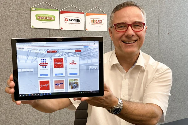 Christof Kastner mit Tablet zur Präsentation der ersten virtuellen Messen in der Branche
