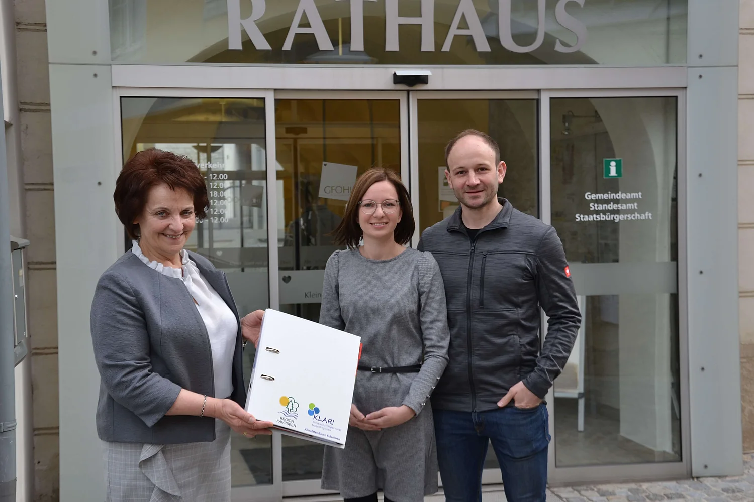 Bürgermeisterin Ludmilla Etzenberger überreicht Beratungsmappe an Julia Geistberger und Manuel Kainz
