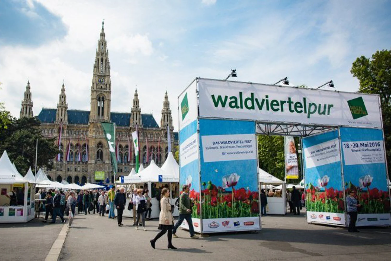 Eingang zum Wiener Rathausplatz während der waldviertelpur-Festtage
