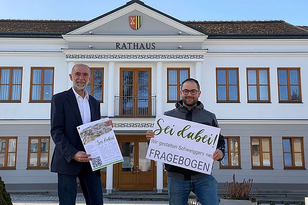Bgm. Josef Schaden und GR Christopher Edelmaier vor dem Rathaus Schweiggers