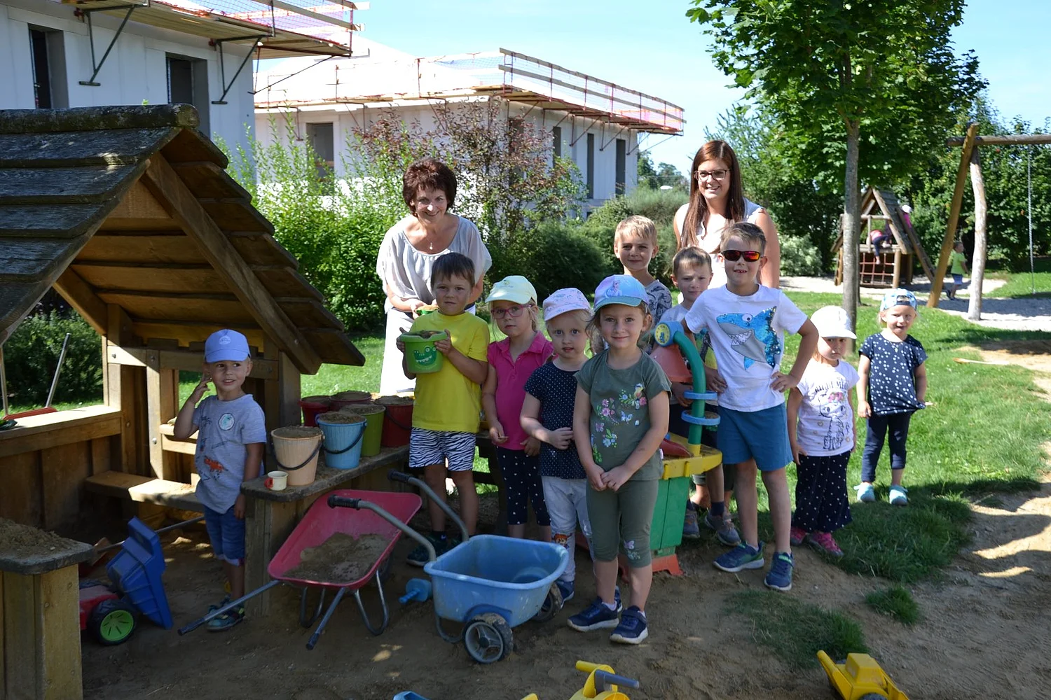 Kinder mit Bürgermeisterin Etzenberger im Garten der Kinderbetreuung Gföhl
