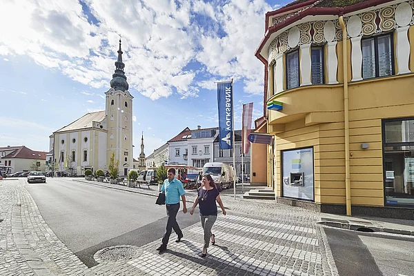 zwei Personen überqueren Hauptplatz von Gföhl