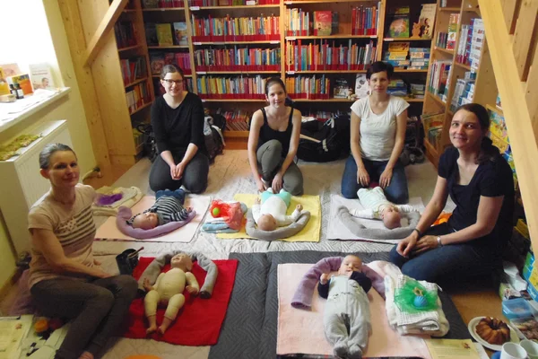 Kursleiterin Karin Prinz beim Babymassagekurs in Bad Großpertholz