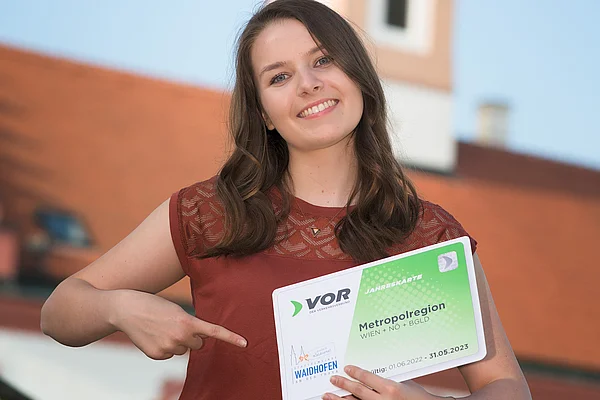 Julia Fröhlich präsentiert Klimaticket vor Rathaus Waidhofen an der Thaya
