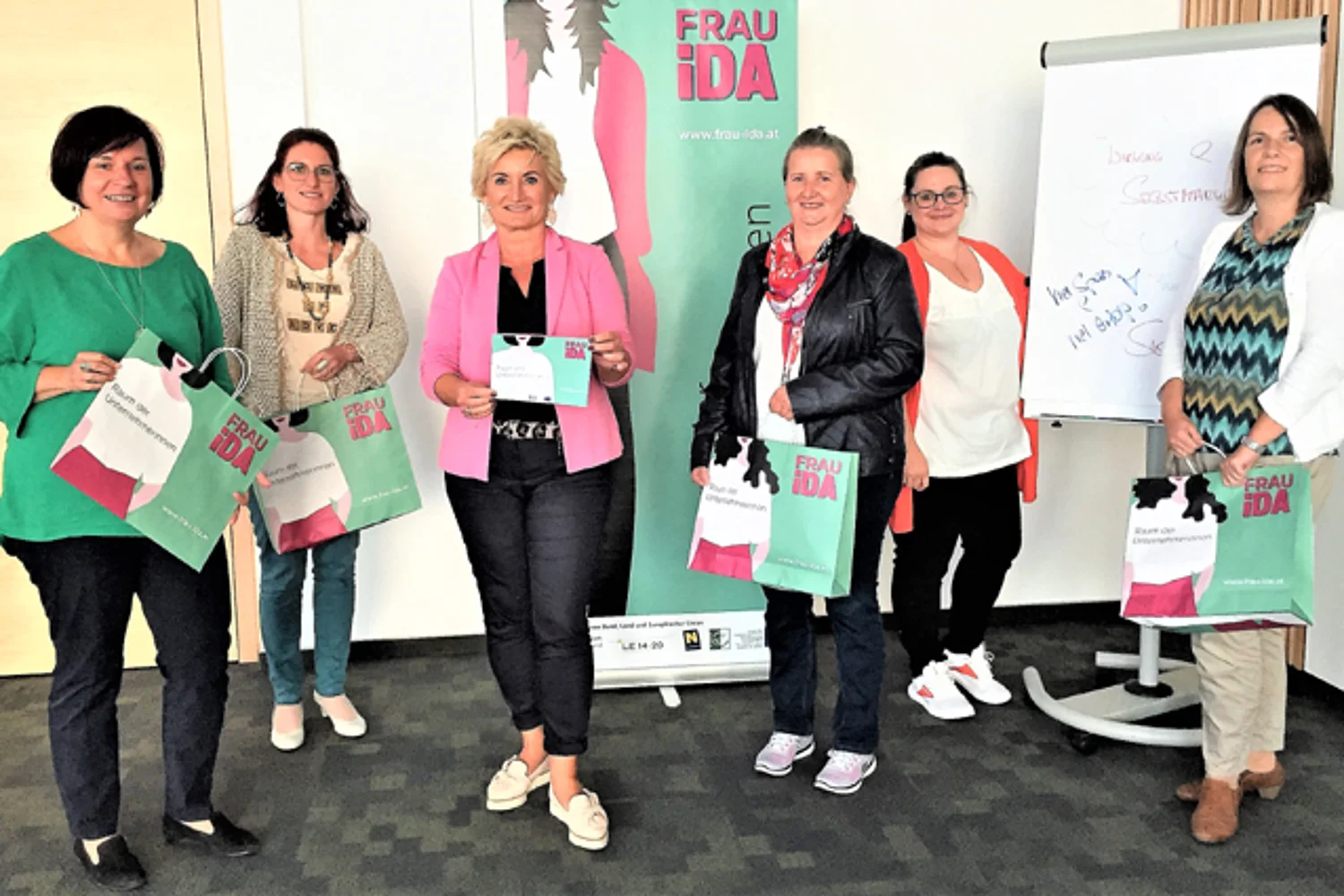 Workshop-Teilnehmerinnen gemeinsam mit Kommunikationsexpertin Susanna Fink in Zwettl