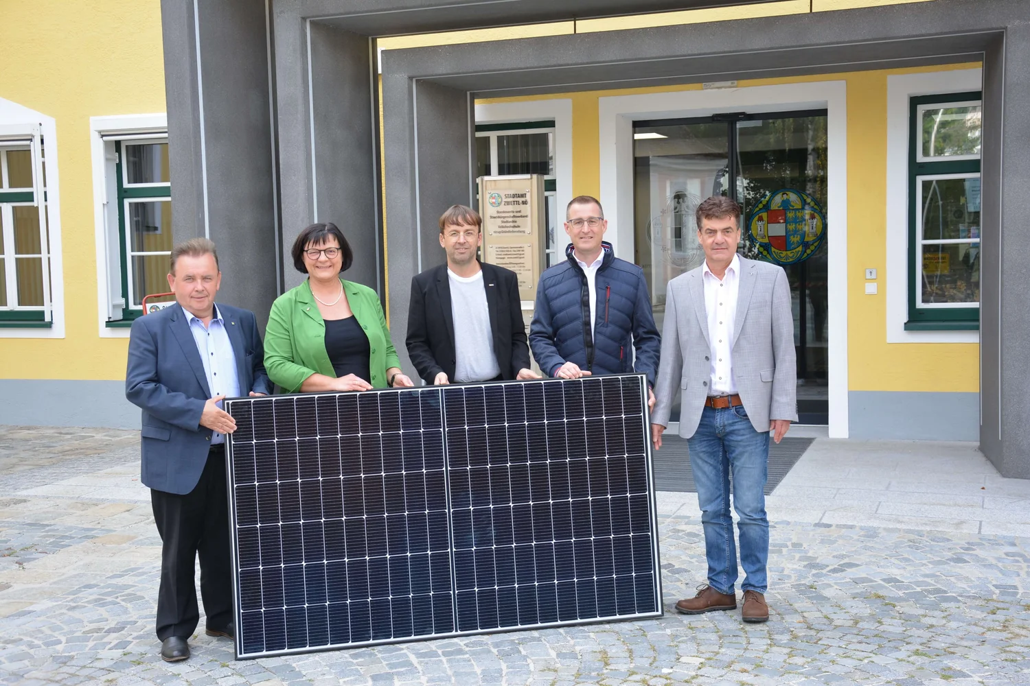 Gemeindevertreter mit Photovoltaikanlage für Stadtamt Zwettl
