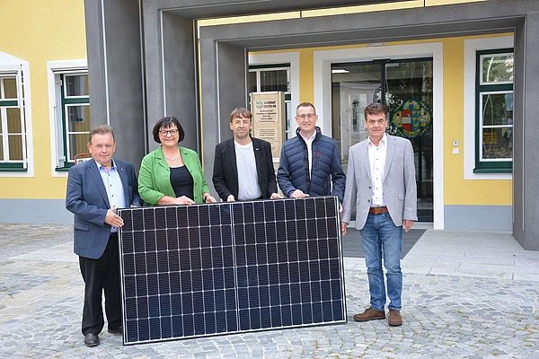 Gemeindevertreter mit Photovoltaikanlage für Stadtamt Zwettl