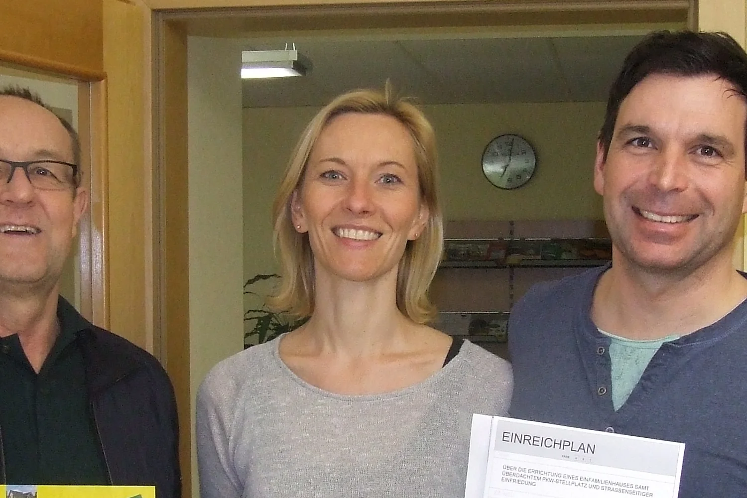 Bürgermeister Peter Höbarth freut sich über die beiden neuen St. Martiner.