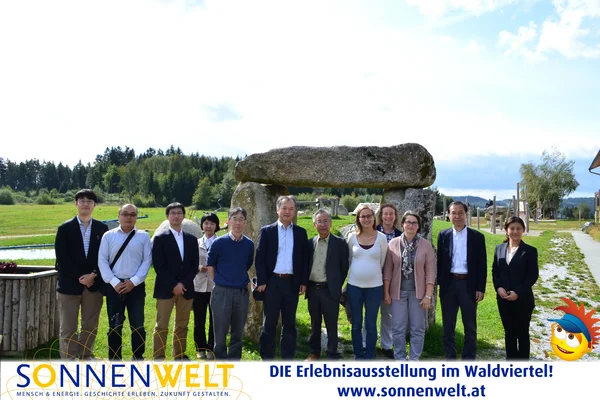 Professoren der Hitotsubashi Universität und Topmanager aus Tokio auf ihrer Studienreise in Großschönau
