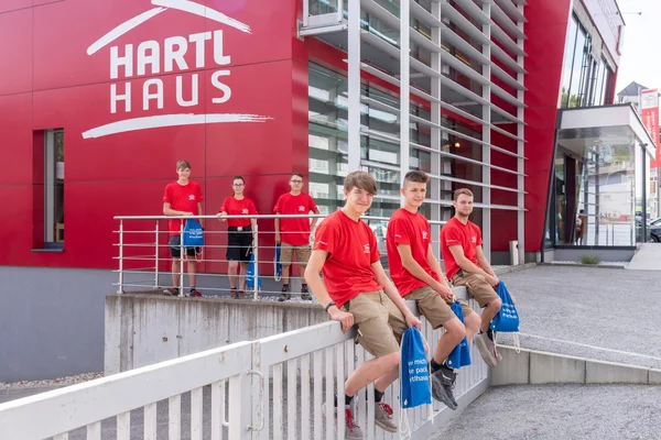 Sechs neue Lehrlinge von HARTL HAUS vor Firmengebäude