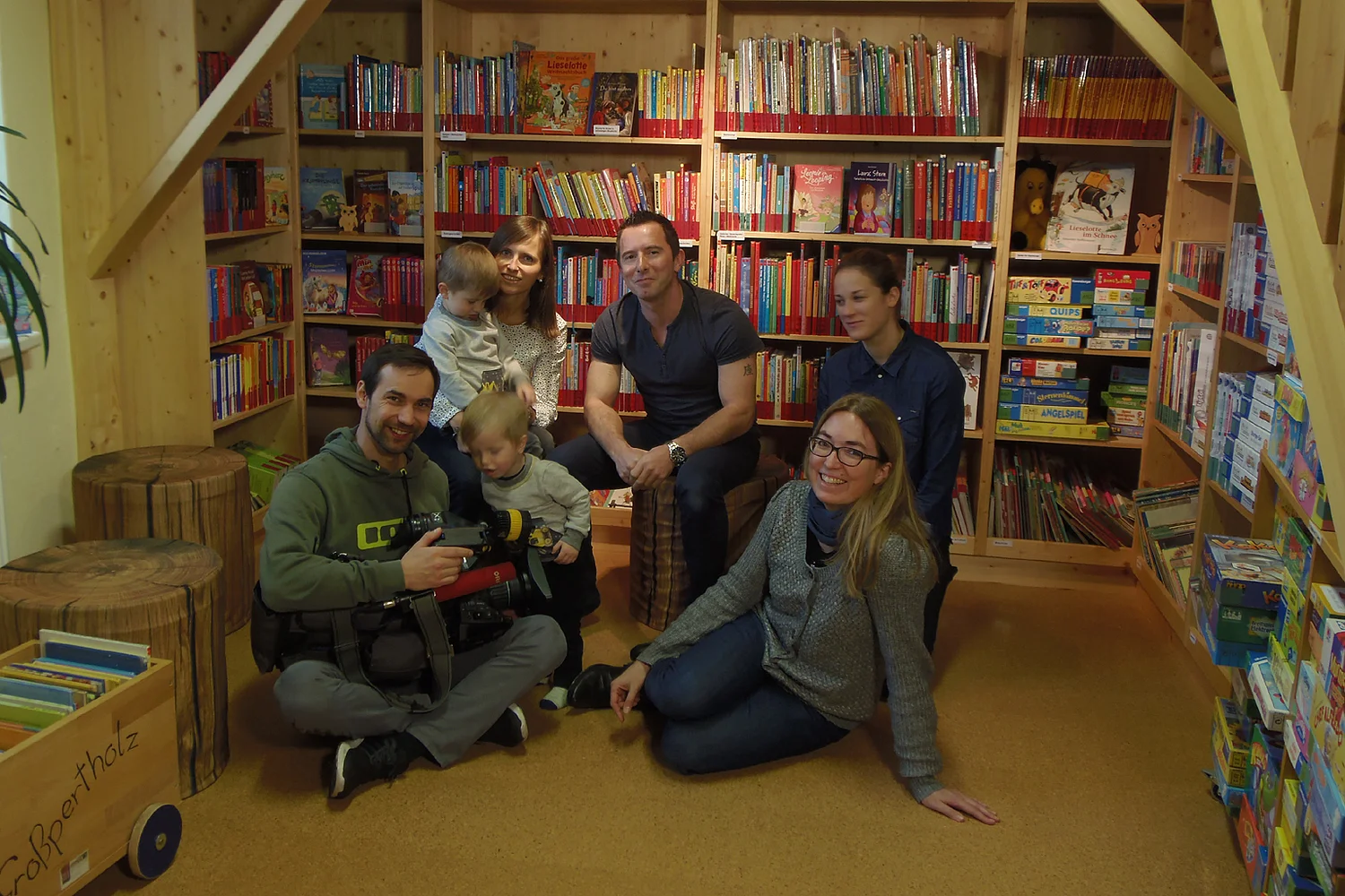 ORF-Team und Familie Mann in Kinderbücherei Bad Großpertholz