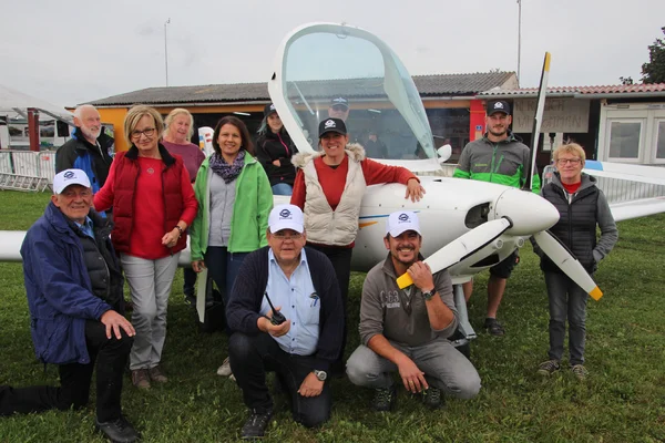 Vereinsmitglieder der Segelflieger-Gruppe Ottenschlag beim Flugplatzfest