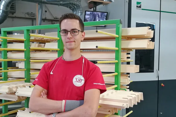 Jung-Tischlermeister Dennis Schön ist Teil des Teams der HARTL HAUS-Fensterproduktion