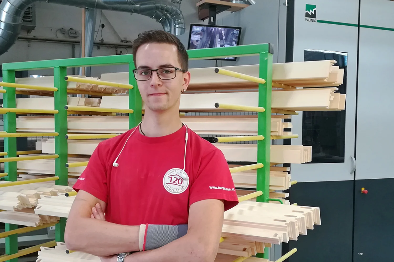 Jung-Tischlermeister Dennis Schön ist Teil des Teams der HARTL HAUS-Fensterproduktion