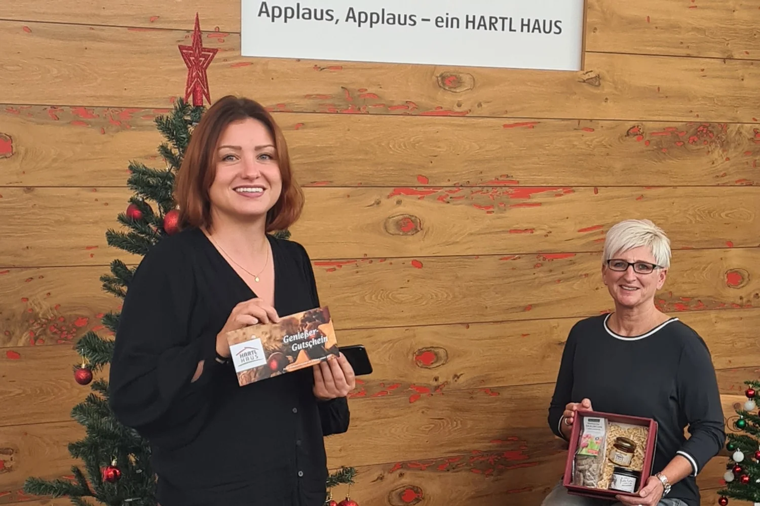 Mitarbeiter von HARTL HAUS erhalten Genießergutschein und eine Schmankerlbox