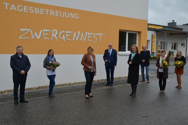 Ehrengäste bei der Eröffnung der Tagesbetreuung Zwergennest