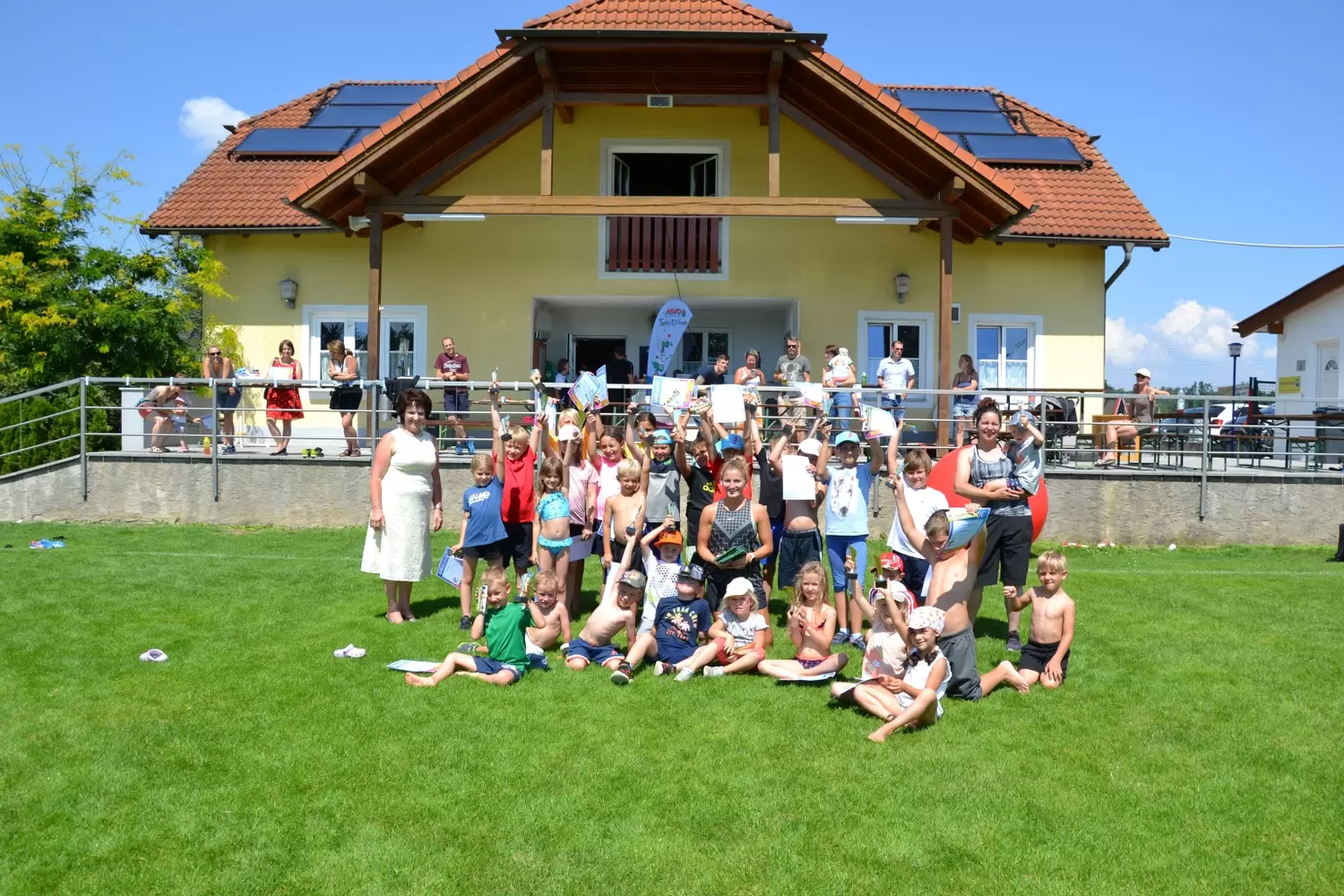 Bürgermeisterin Etzenberger mit den teilnehmenden Kindern und den Trainerinnen des ASVÖ-NÖ Sporty Teams