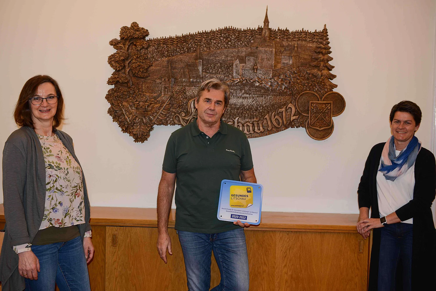 Karin Millner-Riedl, Dr. Gerald Ehrlich und Regina Thür mit Plakette Gesunde Gemeinde