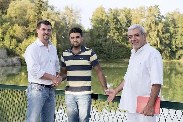 Rainer Hirschmann, Adel Kares und Tawar Kumnakch vor dem Zaun am Mörterteich in Litschau