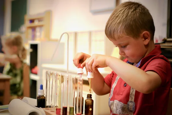 Motorikübungen in der Dorfschule Montessorihaus in Waidhofen an der Thaya