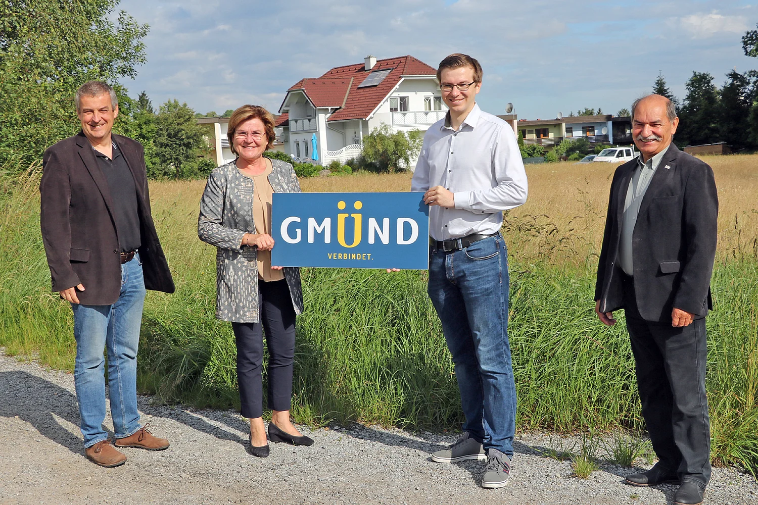 Gemeindevertreter vor neuem Bauland in Gmünd im Waldviertel