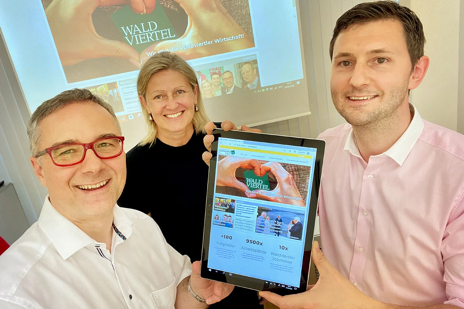 Obmann Christof Kastner, Obmann Stellvertreterin Birgit Trojan und Geschäftsführer Christoph Cizek mit neuer Website vom Wirtschaftsforum Waldviertel am Tablet