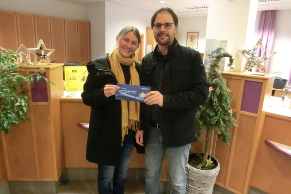 Überreichung eines Wellnesspakets in der Raiffeisenbank Vitis
