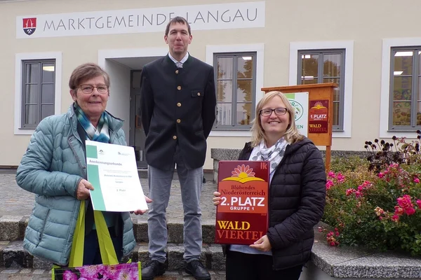 Ehrentafel-Überreichung an Langau