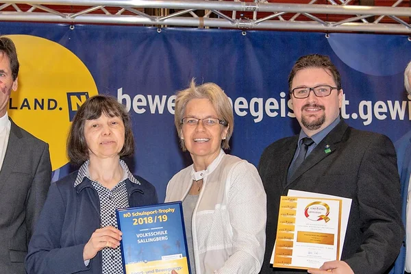Gerhard Angerer, Petra Bohuslav und Johann Heuras übergaben Schulsporttrophy in Gold an Helga Braun und Christoph Haider