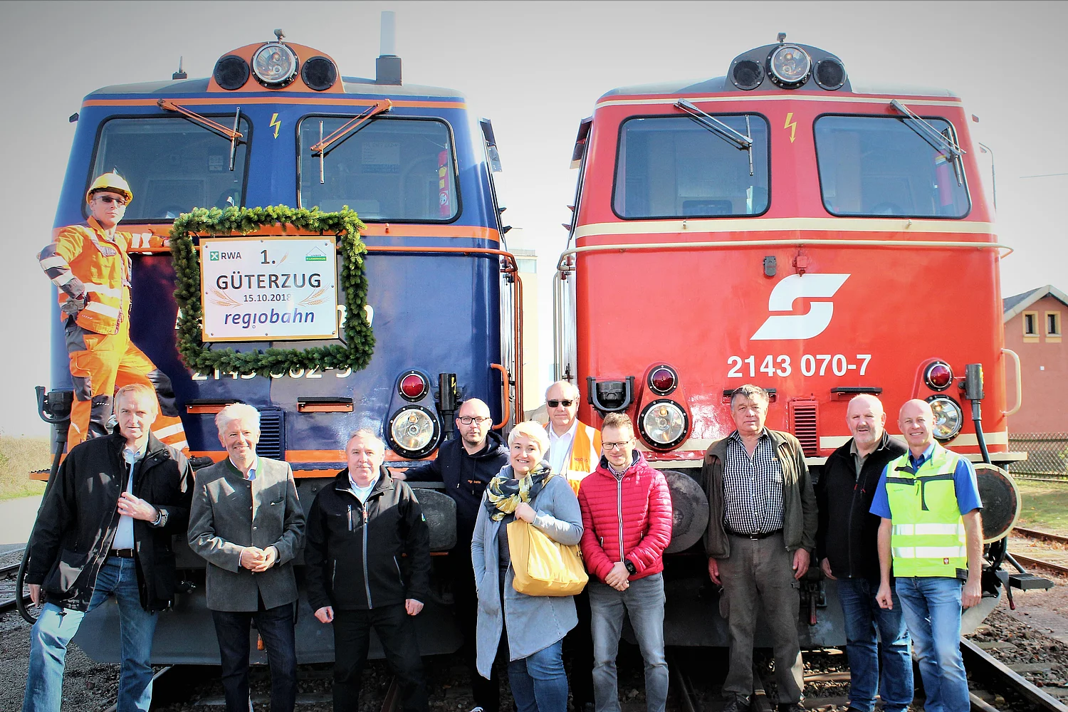 zwei Diesellocks um die 16 Vierachswaggons zum Verladeort Weitersfeld und Langau zu schleppen