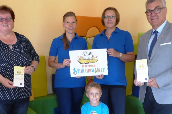Gabriele Beer, Angelika Apfelthaler, Nicole Dressler und Bürgermeister Karl Harrer im Schremser Storchennest
